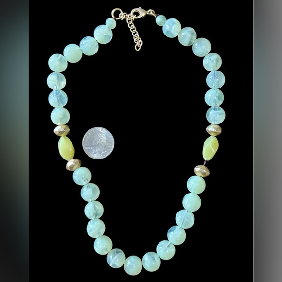 Elegant Green Vintage Beaded Necklace - Picture 3 of 5